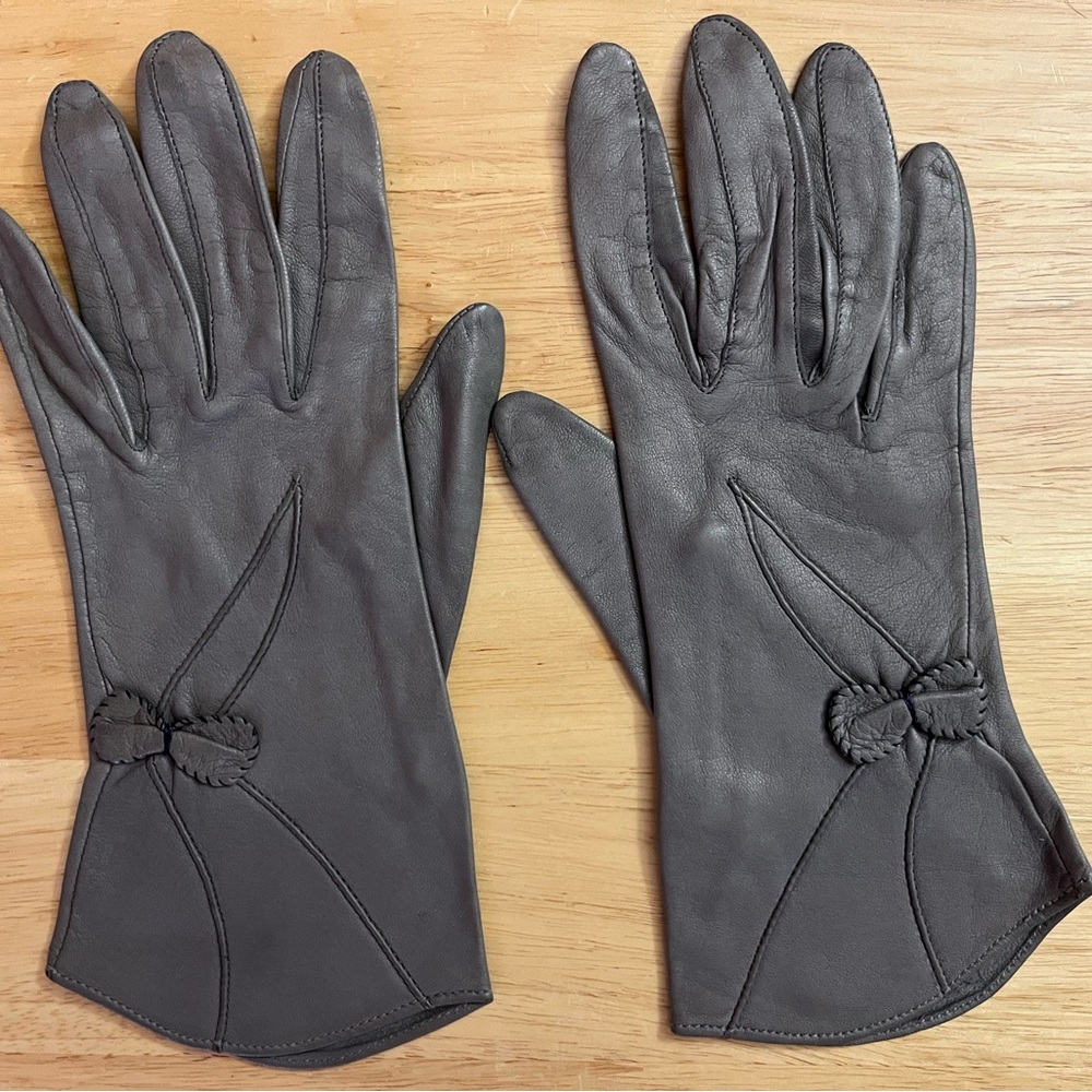 Elegant gray Vintage Perrin gloves